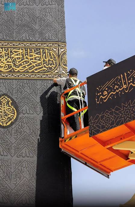 تغيير كسوه الكعبه المشرفه 2025.. "الثوب الأغلى في العالم" الخطوات ومراحل تغيير كسوة الكعبة 1 محرم 1447 2 تغيير كسوه الكعبه