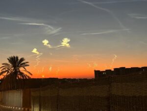 صواريخ في سماء مصر ما الحقيقة؟"خبير نووي" يُوضح: سماء مصر آمنة والسوشيال ميديا كاذبة 2 صواريخ في سماء مصر