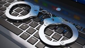 لا أحد فوق القانون.. عاجل| سقوط مُبتزين إلكترونيين استهدفوا الفتيات في مدينة بنها 3 مُبتزين إلكترونيين