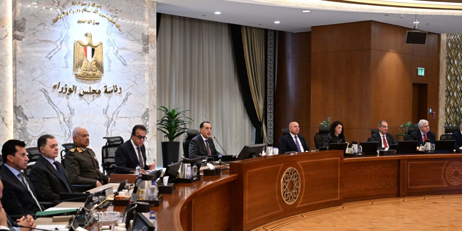 الحكومة تستهل اجتماعها بتهنئة رئيس الجمهورية لمنحه وسام الفاو