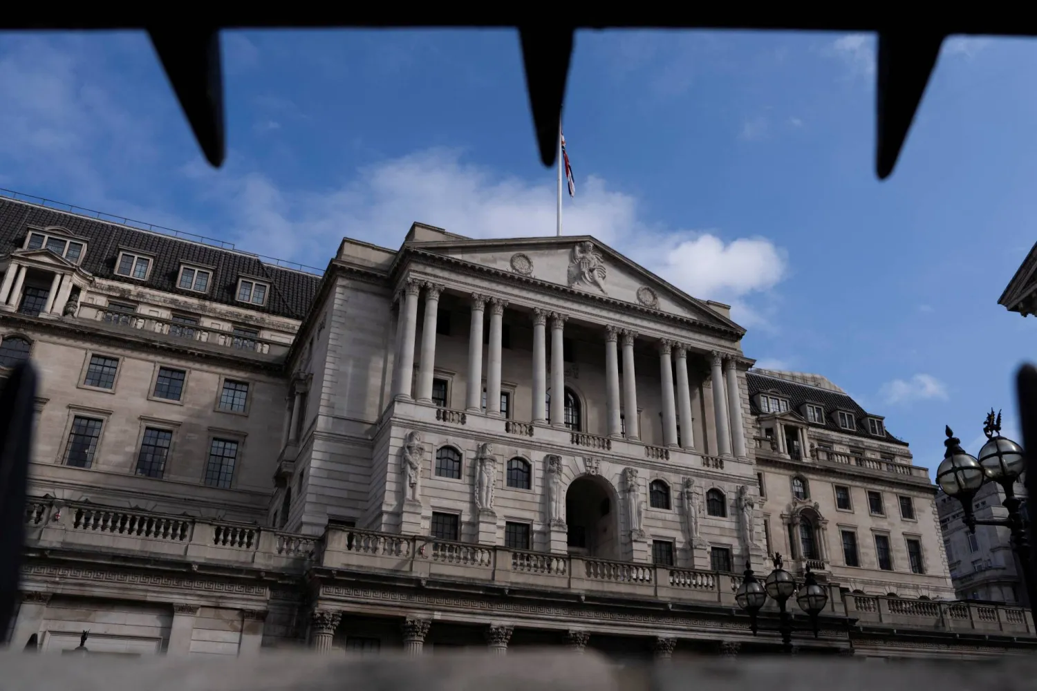 خفض أسعار الفائدة.. إنجلترا تواجه الضغوط وتُبطئ من عملية التضخم بقرارات مالية جديدة