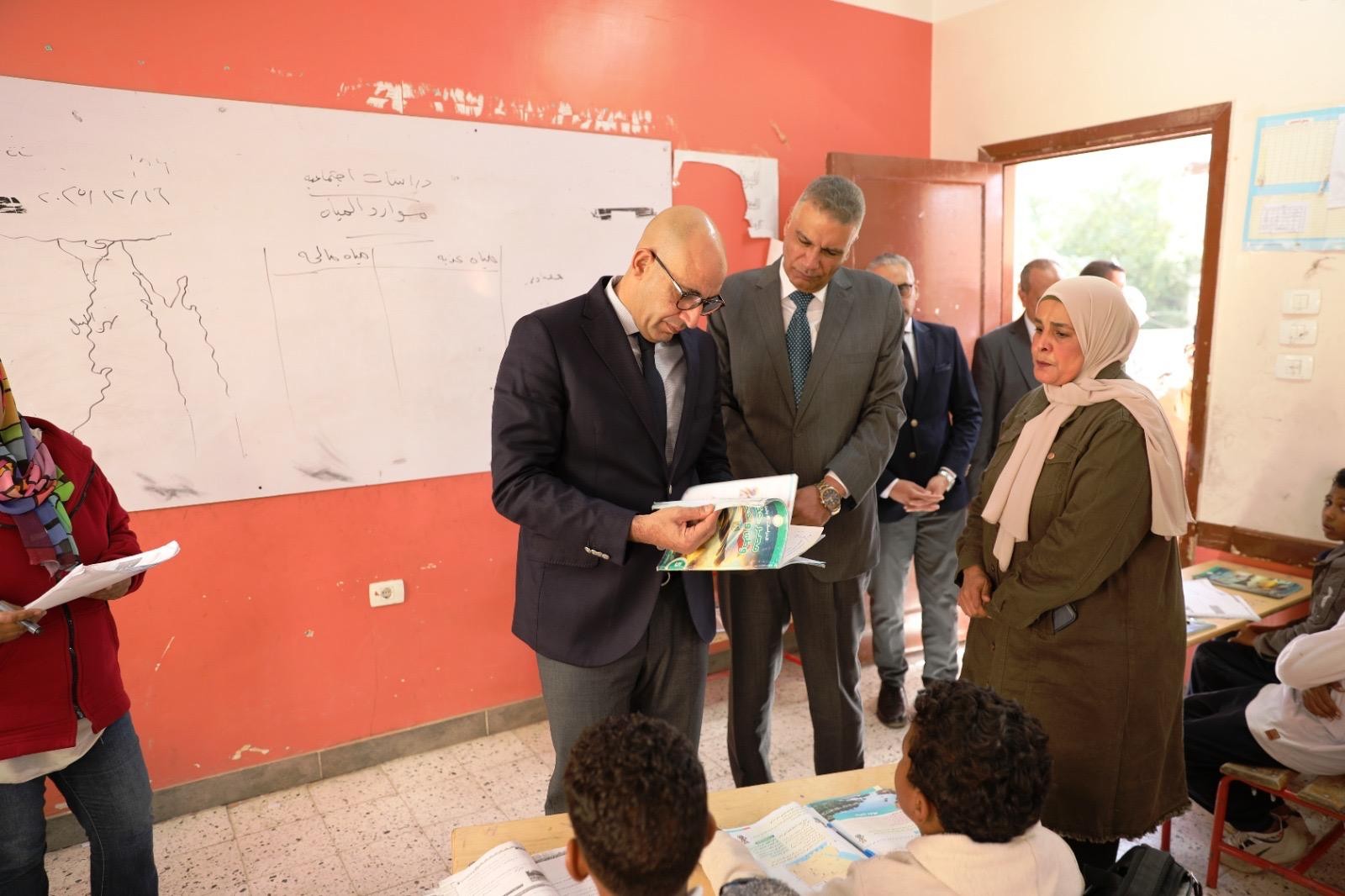 وزير التعليم يدعو المدارس بمواصلة التركيز على تنمية مهارات القراءة والكتابة لدى الطلاب