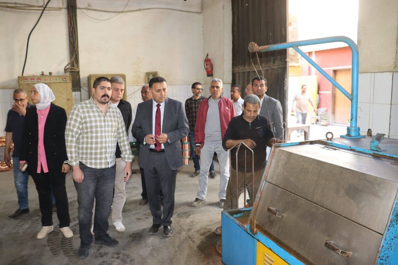 محافظ القليوبية يقود جولة ميدانية بقرية “باسوس” لدراسة أوضاع المصانع غير المرخصة